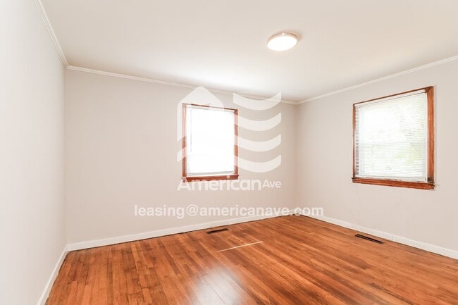 Building Photo - 305 River Dr