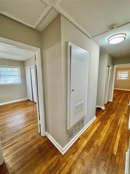 Building Photo - 875 Karen Rd