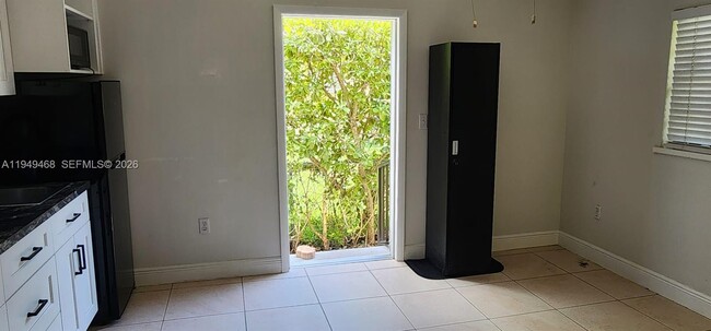 Building Photo - 6265 SW 31st St