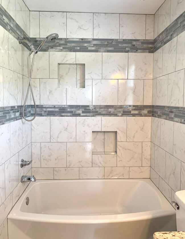 Building Photo - 212 Bradley Ct