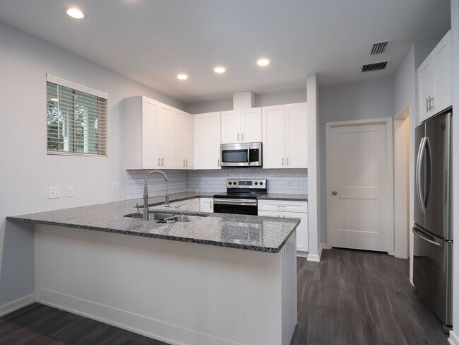 Building Photo - Porter's Lakeside - Luxury 4 Bedroom, 4 Ba...