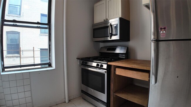 Building Photo - 712 W 175th St