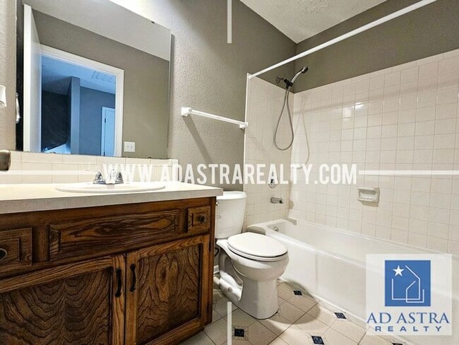 Building Photo - Nice 3 bed 1.5 bath townhouse in Olathe-Co...