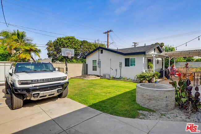 Building Photo - 9209 Paramount Blvd