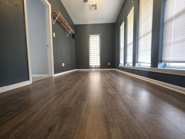 Building Photo - Moss Bluff Area