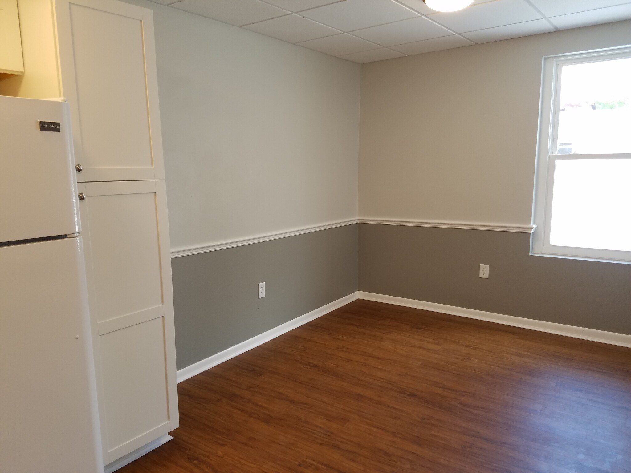 Building Photo - 115 E 4th Ave