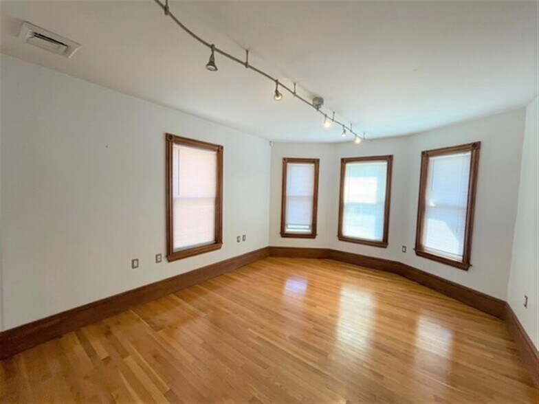 Building Photo - 15 Conwell Ave