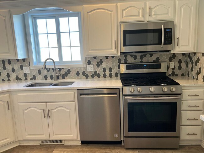 Building Photo - THIS IS A LEASE TAKEOVER - PLEASE CONTACT ...