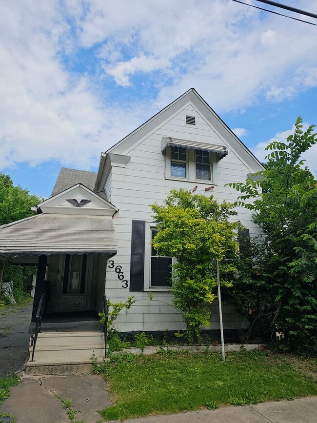 Building Photo - Freshly Updated 3 Bedroom Home in Slavic Village