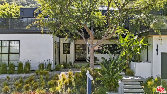 Building Photo - 1745 San Ysidro Dr