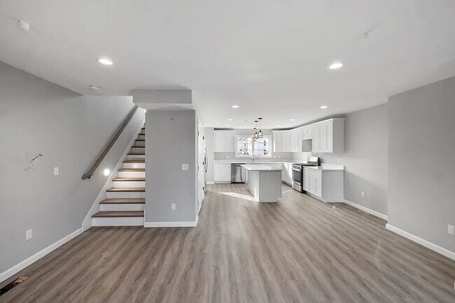 Primary Photo - 550 Spring St
