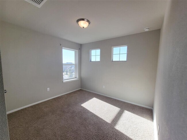 Building Photo - 13925 Heywood Dr