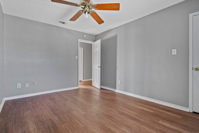Building Photo - 804 Custer St