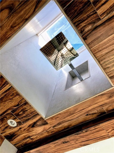 Building Photo - 714 N Juanita Ave