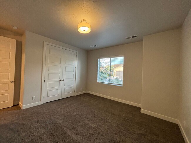 Building Photo - SPACIOUS SINGLE LEVEL HOME IN WASHINGTON FIELDS FOR RENT!