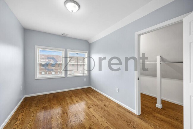 Building Photo - 92 Maple St