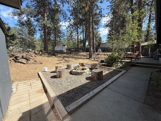 Building Photo - Spacious 4 Bed/3 Single Family Home in SW Bend - Large Backyard