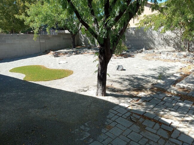 Building Photo - Single Story 3B/2B Home in Tuscany area.