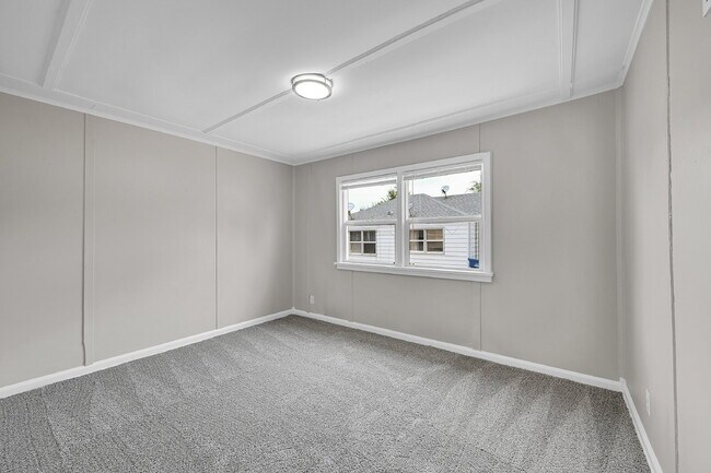 Building Photo - $1,150 - 2 Bed, 1 Bath Updated Unit in She...