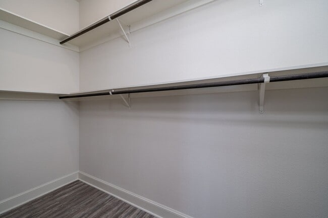 Building Photo - 3 bedroom, 3.5 Bath, 2 Car Garage Townhome! Fully Furnished!