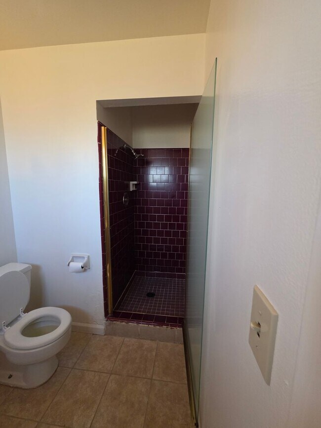 Building Photo - Spacious Home!!