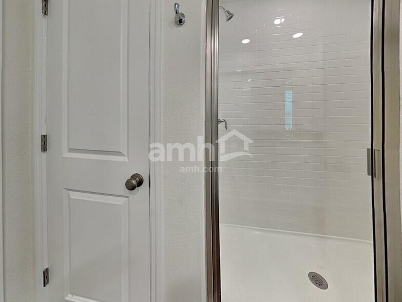 Building Photo - 27264 St Andrews Ave