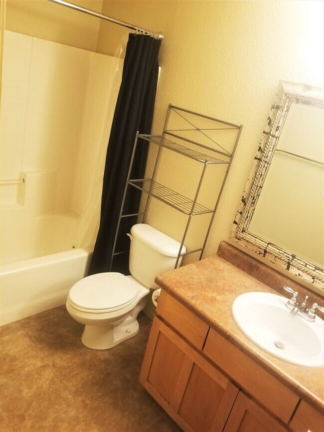 Building Photo - 2bd/2ba West-Flagstaff Condo -End-Unit - N...