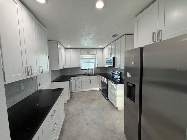 Building Photo - 15573 Bedford Cir E