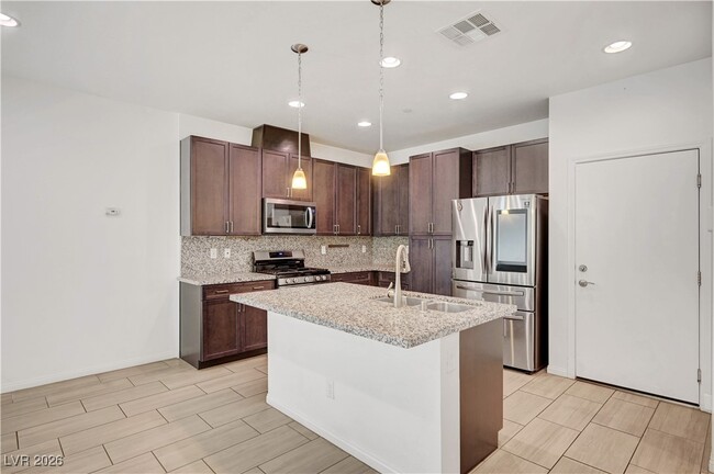 Building Photo - 985 Via Lombardi