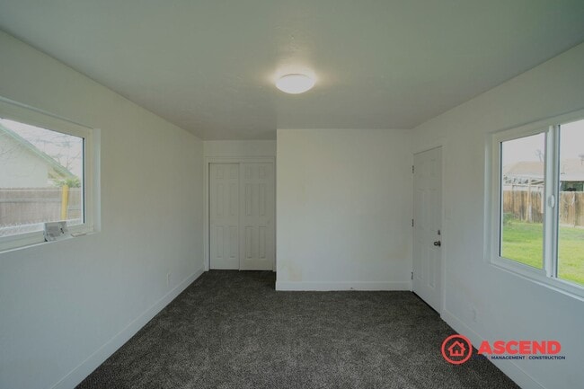 Building Photo - Spacious 5-Bedroom Home + Back Unit Included | 3 Baths | Bakersfield Living