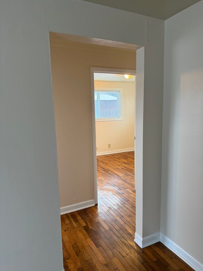 Building Photo - Updated 2 bedroom 1 bathroom house in Springfield!