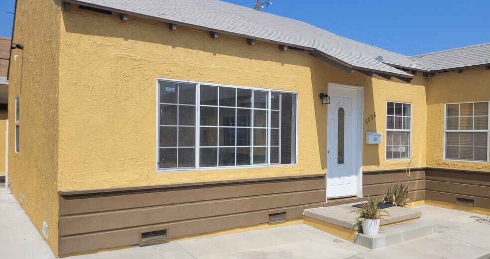 Primary Photo - 8038 De Garmo Ave