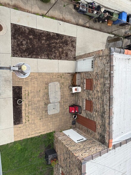 Building Photo - 1458 N Maplewood Ave