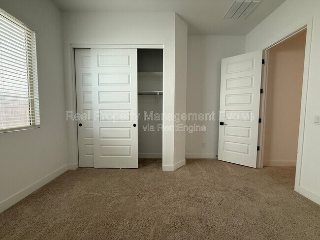 Building Photo - 8723 W Vista Ave