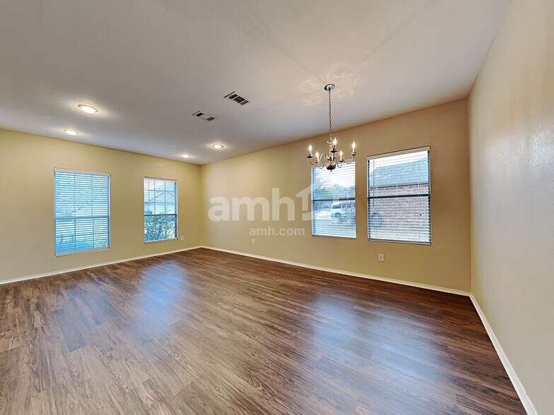 Building Photo - 1100 Oakbrook St