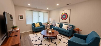 Building Photo - 445 W 37th St