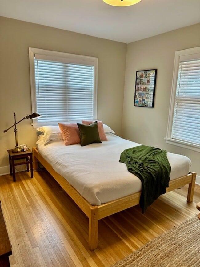 Building Photo - Spacious 4 Bedroom Home Minutes from Green...