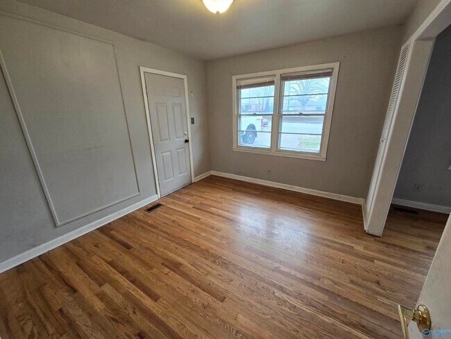 Building Photo - 2610 NW Oakwood Ave