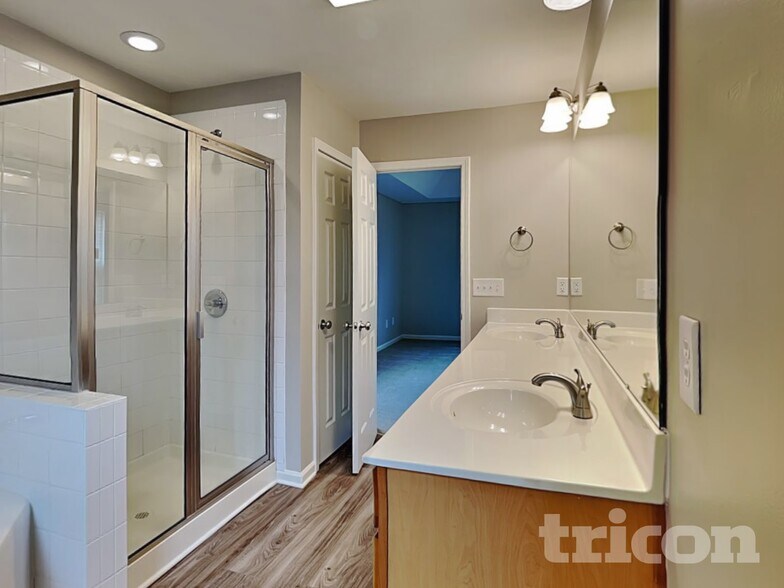 Building Photo - 2092 Roscommon Dr