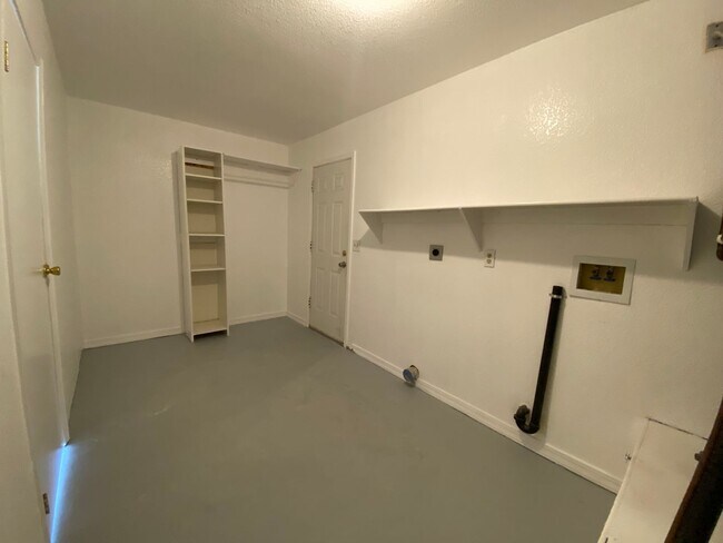 Building Photo - Great 3 Bedroom Home in Golden Valley on Pavement!