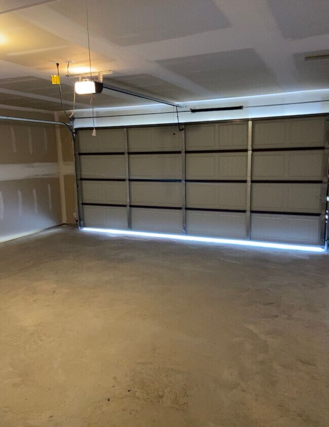 Building Photo - *Pre-leasing* Four Bedroom | Two Bathroom ...