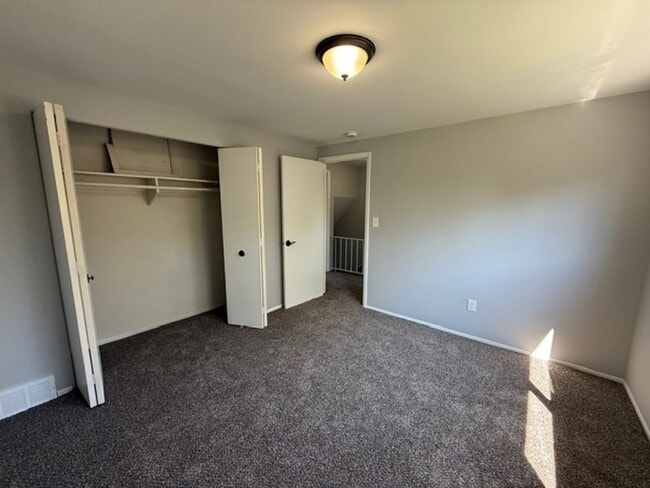Building Photo - 2 bedroom 1.5 bathroom townhouse - Availab...