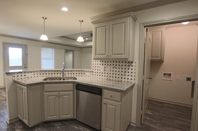 Building Photo - Beautiful 3 Bedroom 2 Bathroom Townhouse i...