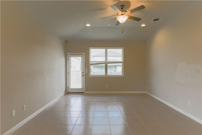 Building Photo - Lovely and Cozy 3/BR and 2/BA Home in Roun...