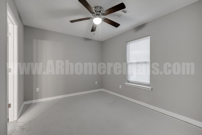 Building Photo - 707 Robins St