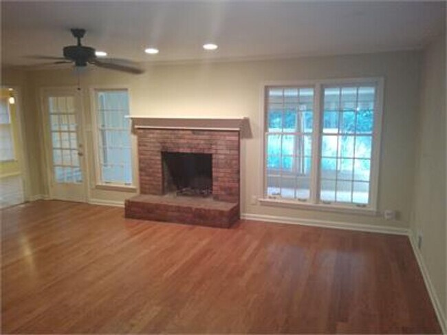 Building Photo - Coming soon. Charming 3-Bedroom Home in Co...