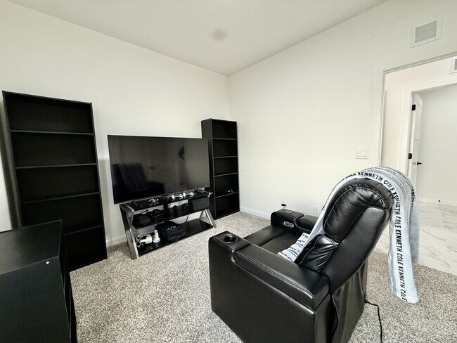 Building Photo - 15052 Destination Ave