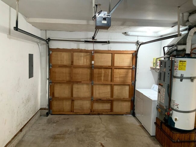 Building Photo - 2 Bedroom in Great S. Eugene Location