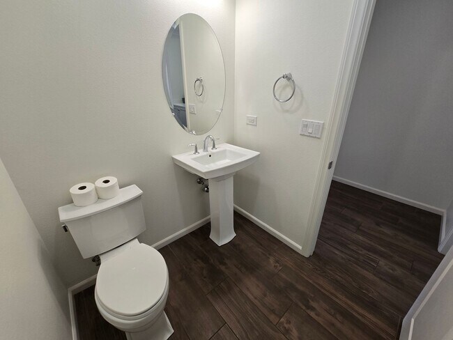 Building Photo - Spacious Woodcrest Single Story