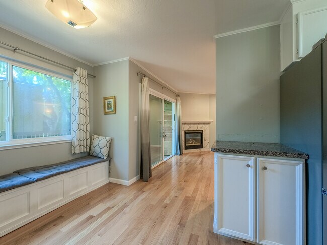 Building Photo - 402 Alberto Way